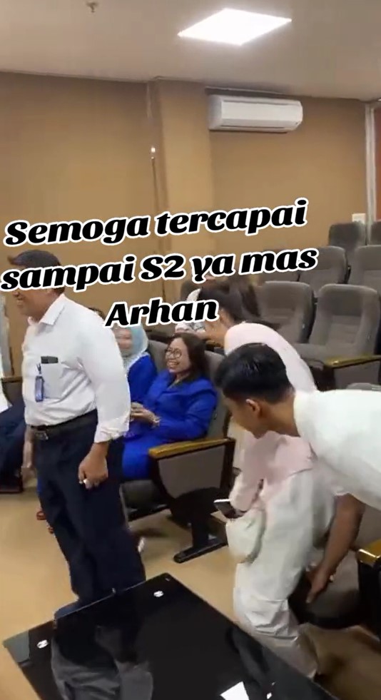 momen Azizah Salsha dampingi Arhan ke kampus © berbagai sumber momen Azizah Salsha dampingi Arhan ke kampus © berbagai sumber