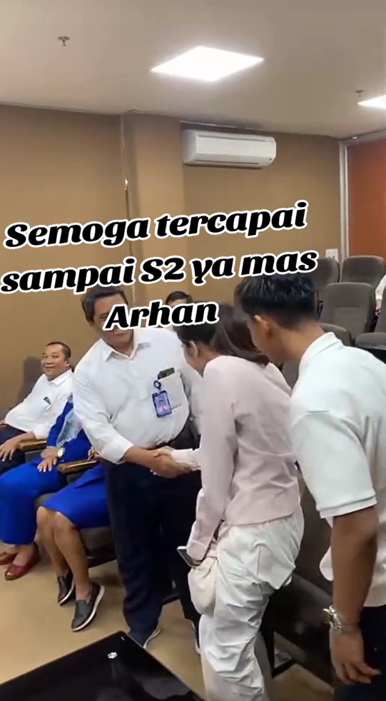 momen Azizah Salsha dampingi Arhan ke kampus © berbagai sumber momen Azizah Salsha dampingi Arhan ke kampus © berbagai sumber