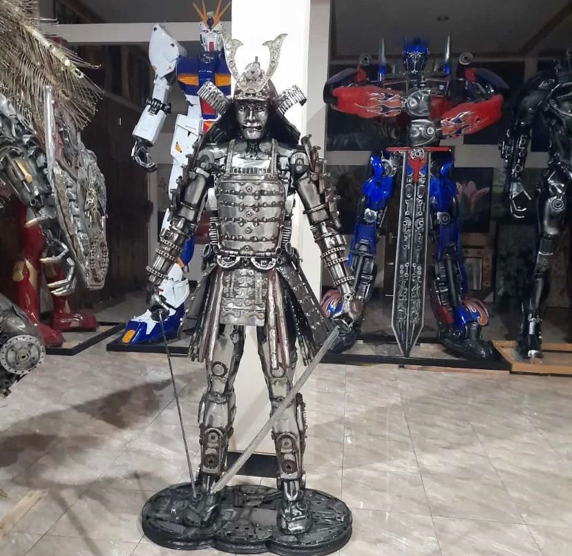 pria rangkai motor jadi robot transformers © brilio.net pria rangkai motor jadi robot transformers © brilio.net