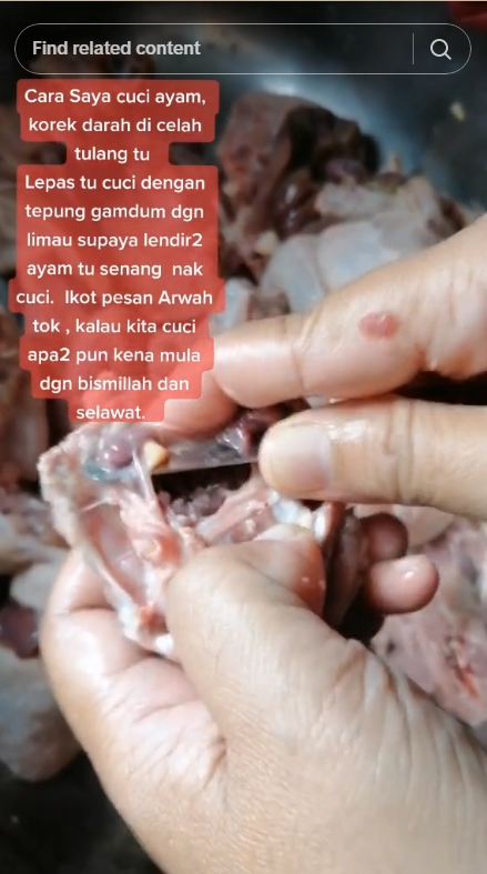 Bukan direndam cuka, ini trik praktis basmi lendir dan sisa darah pada daging ayam sebelum diolah