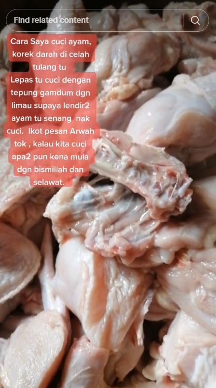 Bukan direndam cuka, ini trik praktis basmi lendir dan sisa darah pada daging ayam sebelum diolah