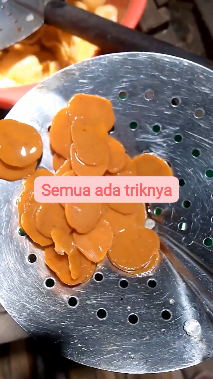 Tanpa perlu dijemur dulu, begini cara goreng kerupuk agar mekar dan matang sempurna
