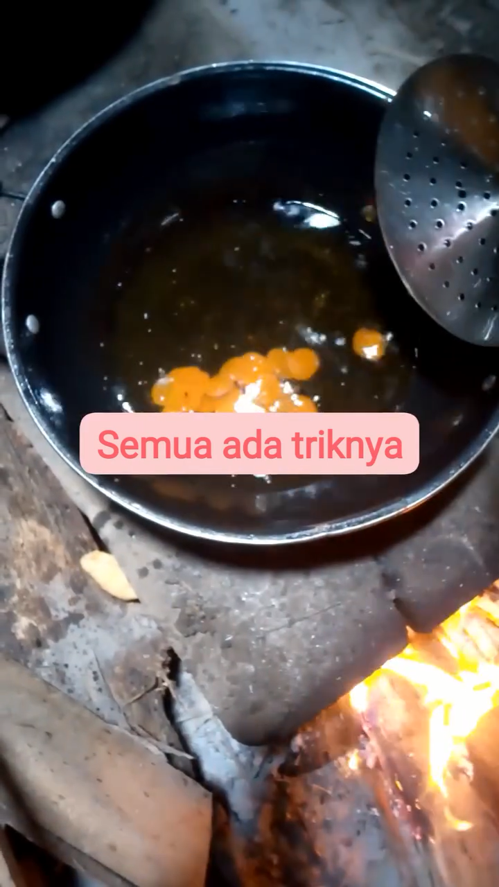 Tanpa perlu dijemur dulu, begini cara goreng kerupuk agar mekar dan matang sempurna