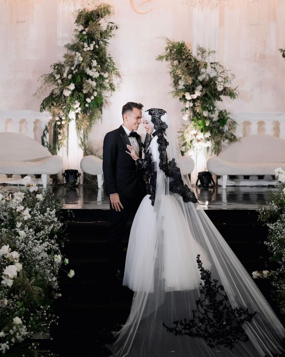 potret seleb menikah pakai busana nuansa hitam © berbagai sumber potret seleb menikah pakai busana nuansa hitam © berbagai sumber