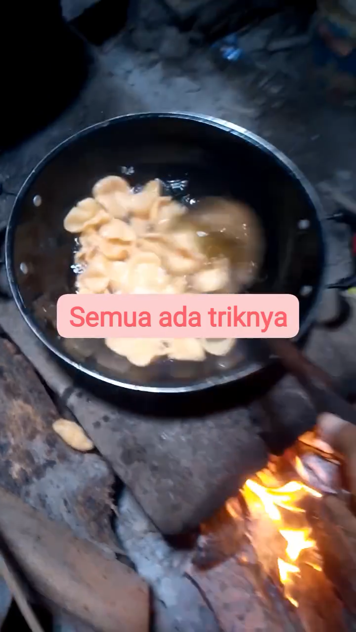 Tanpa perlu dijemur dulu, begini cara goreng kerupuk agar mekar dan matang sempurna