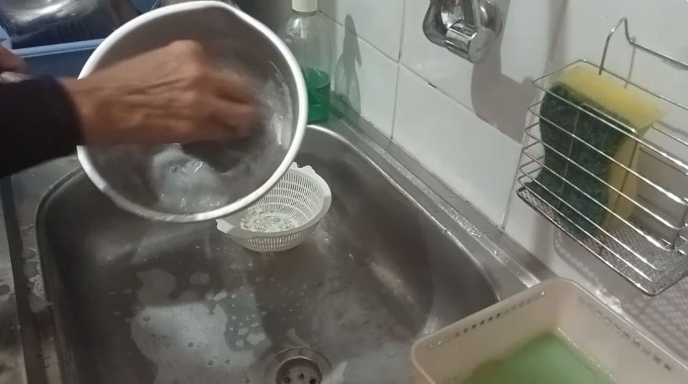 Tak perlu sitrun dan baking soda, begini trik bersihkan kerak kapur di panci cuma pakai 2 bahan dapur