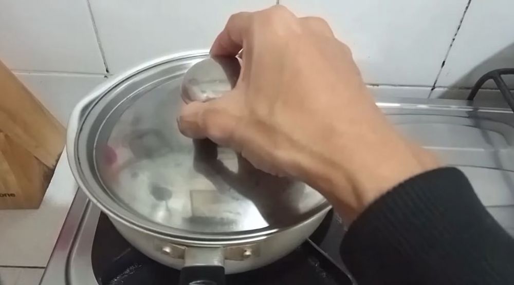 Tak perlu sitrun dan baking soda, begini trik bersihkan kerak kapur di panci cuma pakai 2 bahan dapur