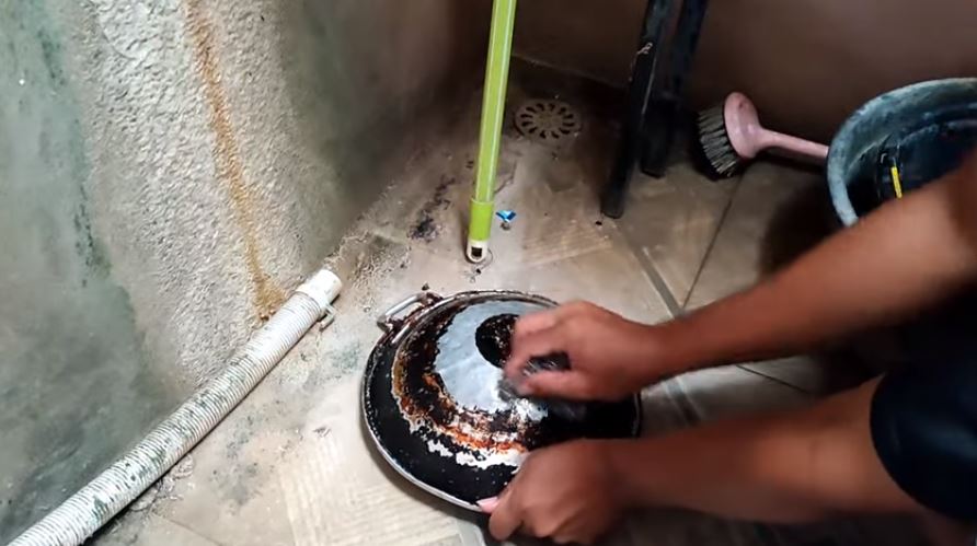 Tanpa sitrun, ini cara ampuh menghilangkan kerak di pantat wajan cuma tambah 1 jenis minuman