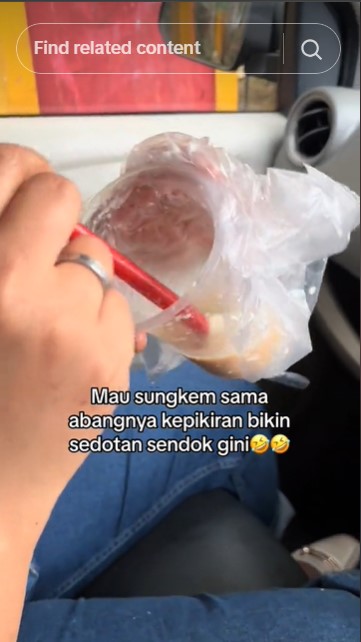 Aksi pedagang es buah sulap sedotan jadi sendok ini kreatif, S3 marketing kagum lihatnya