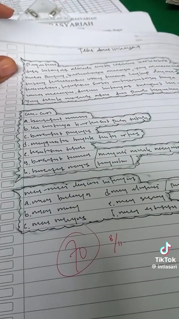 Guru koreksi tulisan murid © TikTok