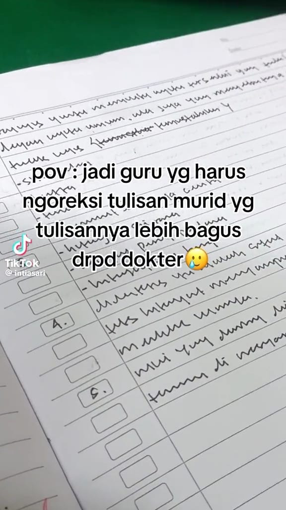 Guru koreksi tulisan murid © TikTok
