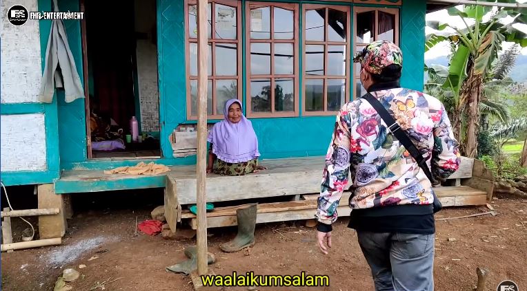 rumah tengah sawah © YouTube