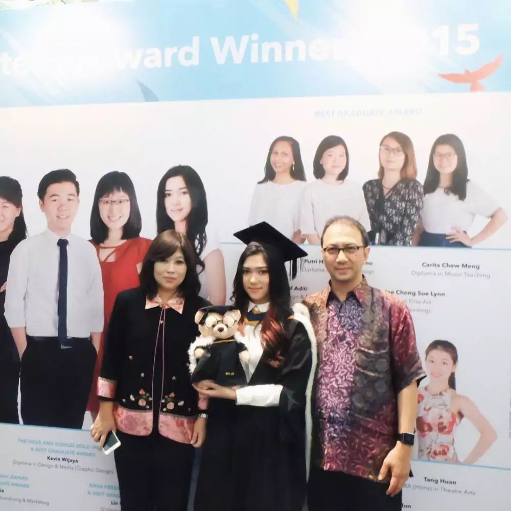 Momen wisuda penyanyi di kampus luar negeri © berbagai sumber Momen wisuda penyanyi di kampus luar negeri © berbagai sumber