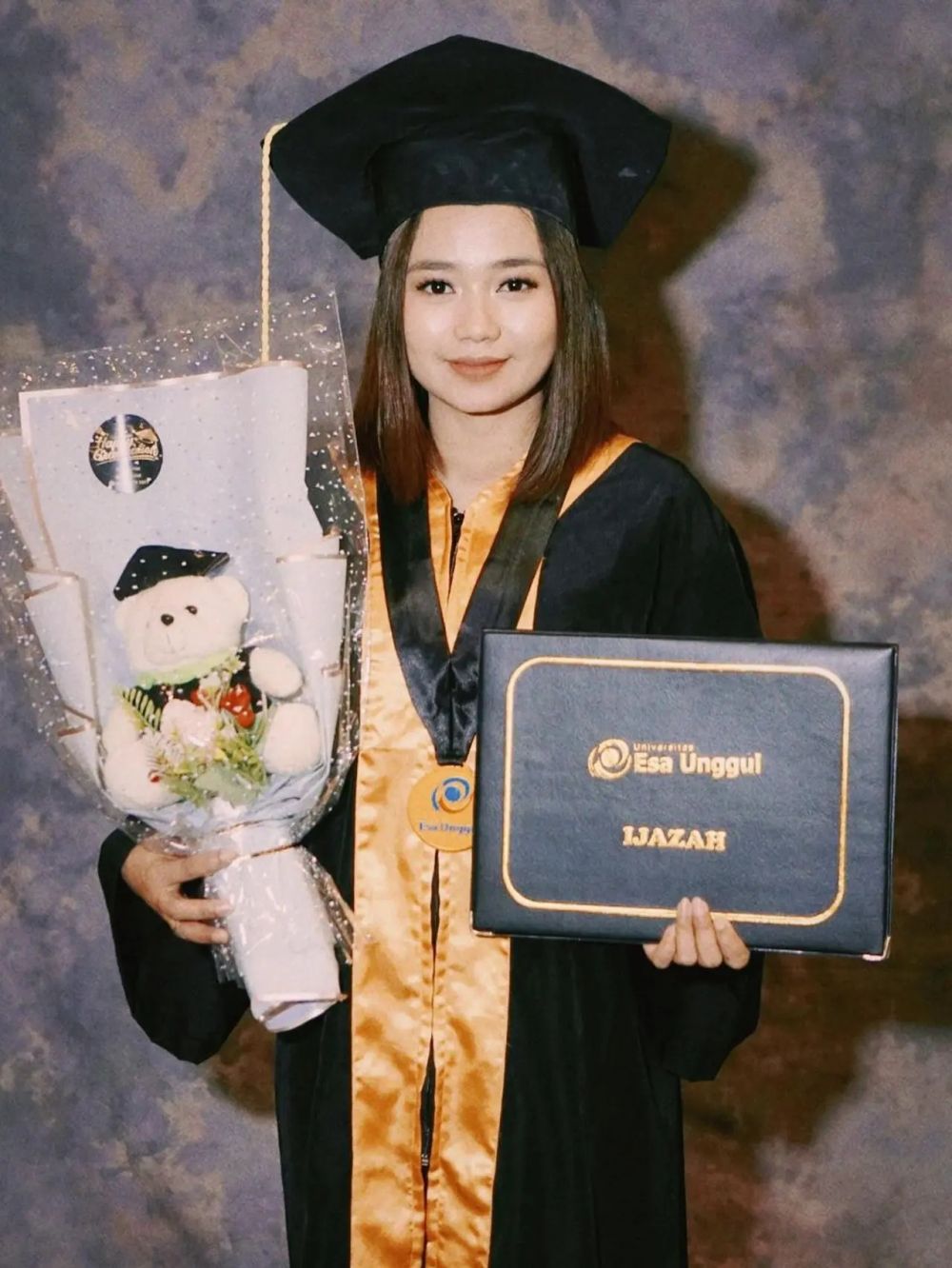 Beda gaya pedangdut saat wisuda © berbagai sumber