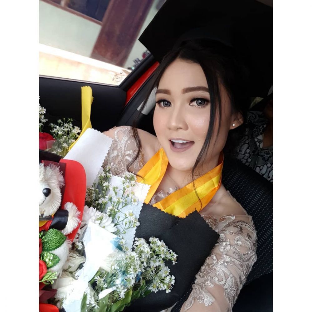 Beda gaya pedangdut saat wisuda © berbagai sumber
