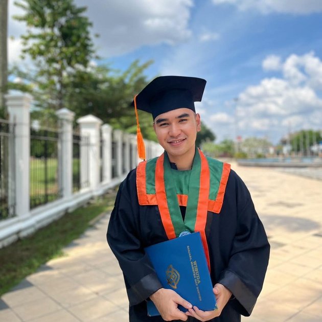 Beda gaya pedangdut saat wisuda © berbagai sumber