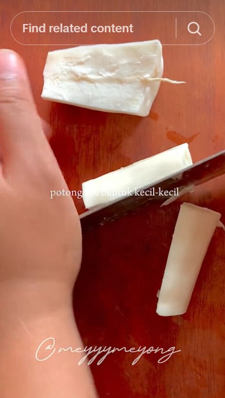 Tanpa direndam air es, ini trik goreng singkong agar semakin merekah dan bumbu meresap sempurna