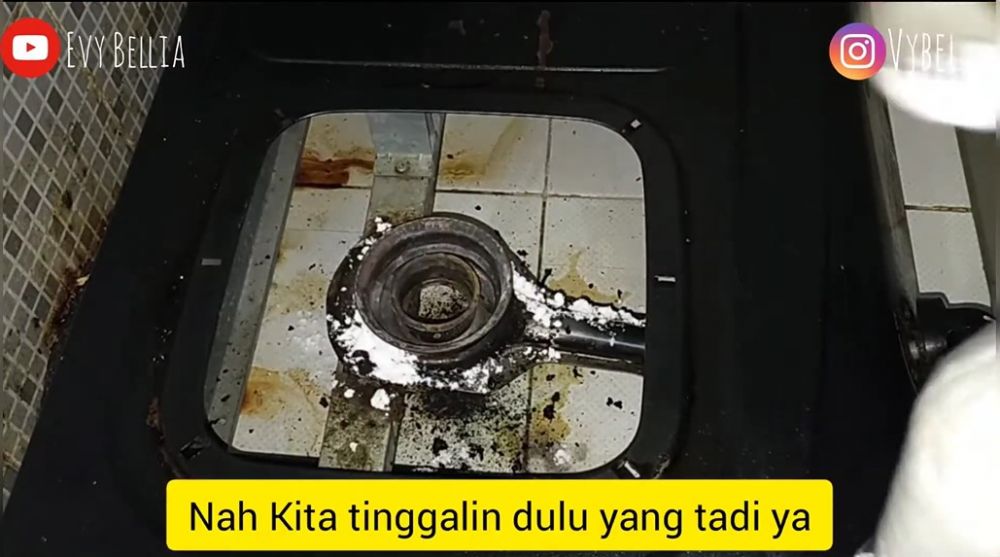 Tanpa sitrun atau sabun, begini cara bersihkan corong burner kompor yang hitam pakai 2 bahan dapur