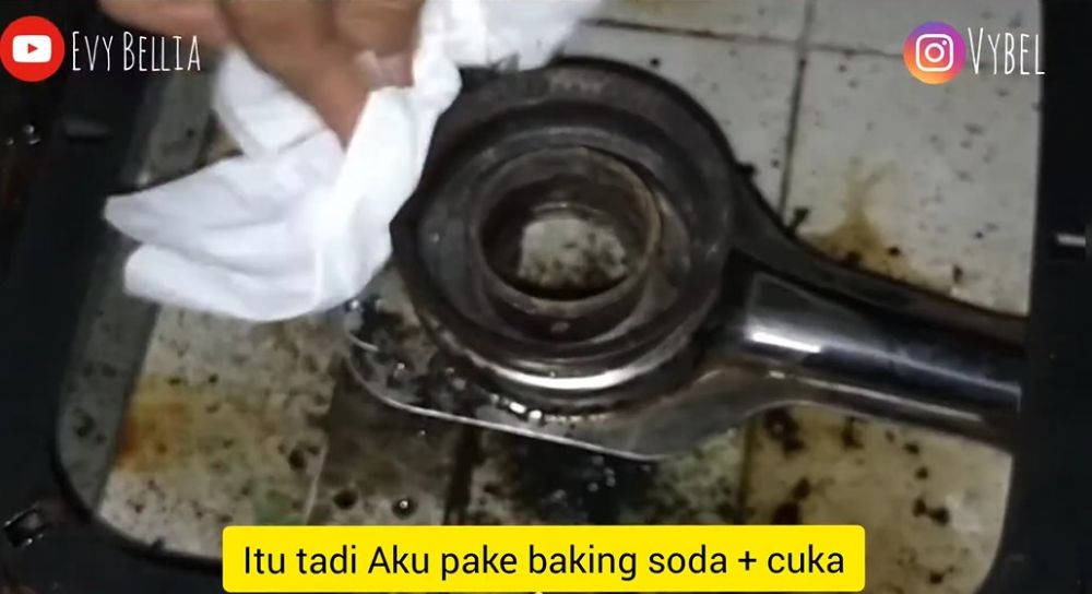 Tanpa sitrun atau sabun, begini cara bersihkan corong burner kompor yang hitam pakai 2 bahan dapur