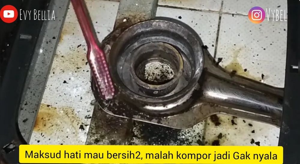 Tanpa sitrun atau sabun, begini cara bersihkan corong burner kompor yang hitam pakai 2 bahan dapur