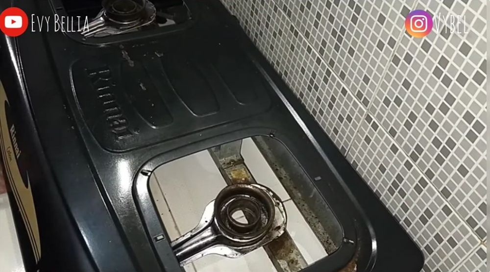 Tanpa sitrun atau sabun, begini cara bersihkan corong burner kompor yang hitam pakai 2 bahan dapur