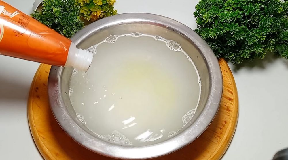 Tak perlu air panas, ini trik cuci lap dapur berminyak dan bau apek agar lebih bersih kesat