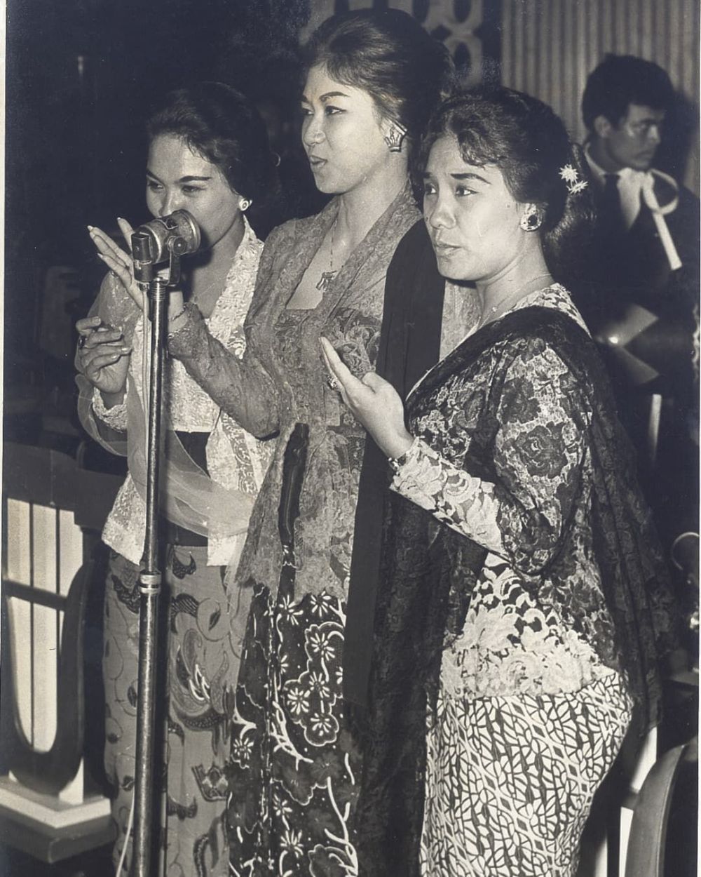 masa muda penyanyi mirip isyana © berbagai sumber