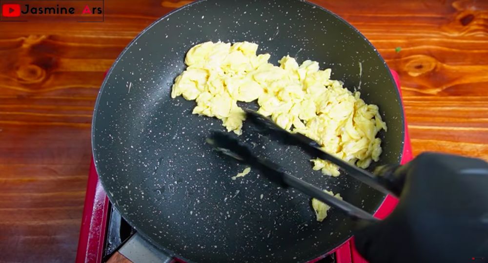 Tanpa direbus, ini cara bikin bihun goreng supaya tak cepat basi dan warna cokelatnya merata