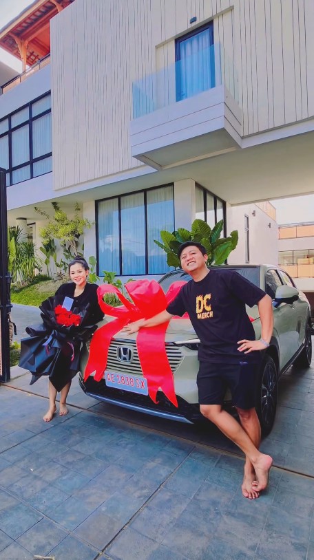 bella bonita ultah dikado mobil mewah © 2023 brilio.net