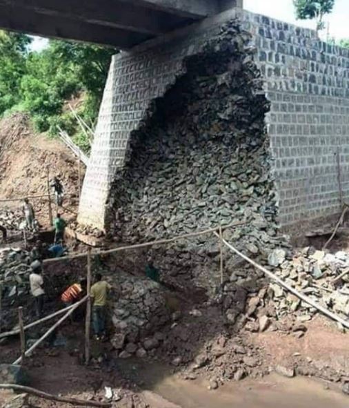 Potret nyeleneh bangunan hampir roboh Berbagai sumber