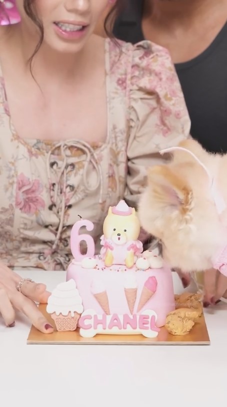 Sabrina Chairunnisa & Deddy Corbuzier rayakan ultah anjing © 2023 brilio.net Sabrina Chairunnisa & Deddy Corbuzier rayakan ultah anjing © 2023 brilio.net