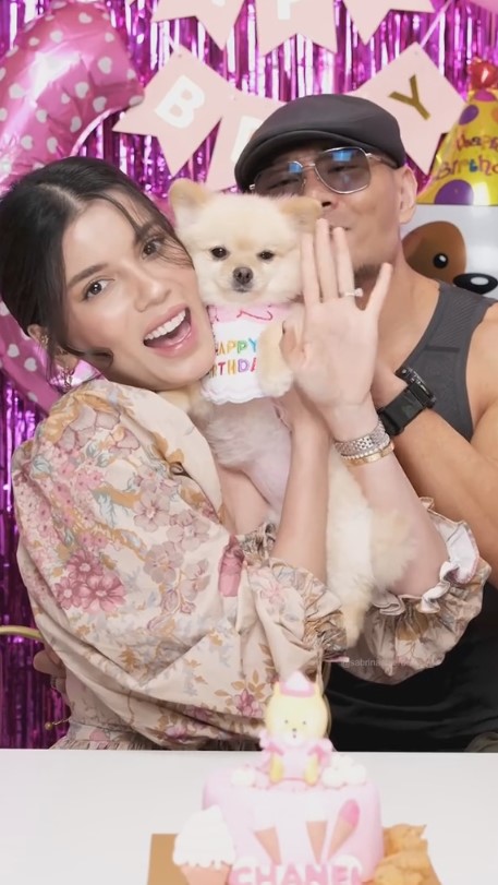 Sabrina Chairunnisa & Deddy Corbuzier rayakan ultah anjing © 2023 brilio.net Sabrina Chairunnisa & Deddy Corbuzier rayakan ultah anjing © 2023 brilio.net