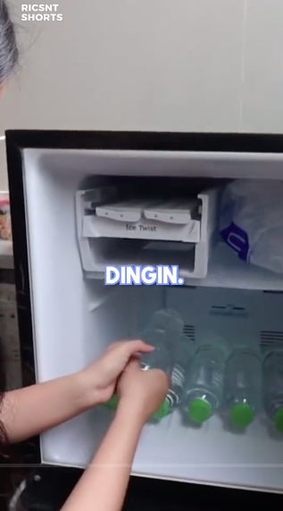 Sekali entak, air kemasan berubah jadi es batu dalam hitungan detik ini bikin melongo