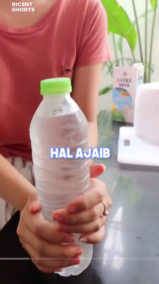 Sekali entak, air kemasan berubah jadi es batu dalam hitungan detik ini bikin melongo