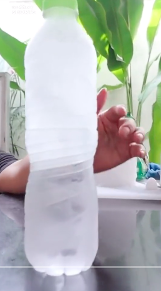 Sekali entak, air kemasan berubah jadi es batu dalam hitungan detik ini bikin melongo