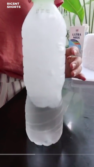 Sekali entak, air kemasan berubah jadi es batu dalam hitungan detik ini bikin melongo