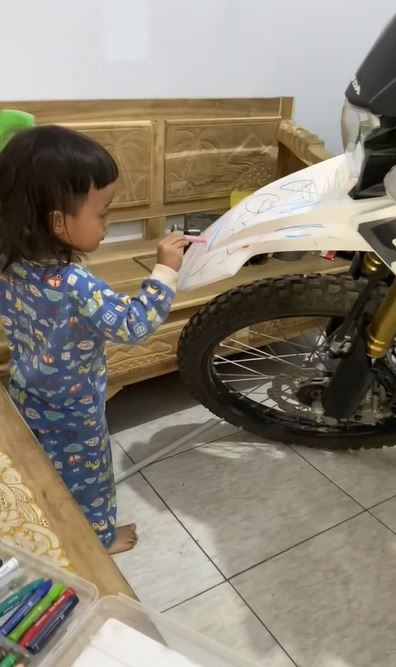 Momen ibu biarkan anak corat-coret motor ayahnya TikTok