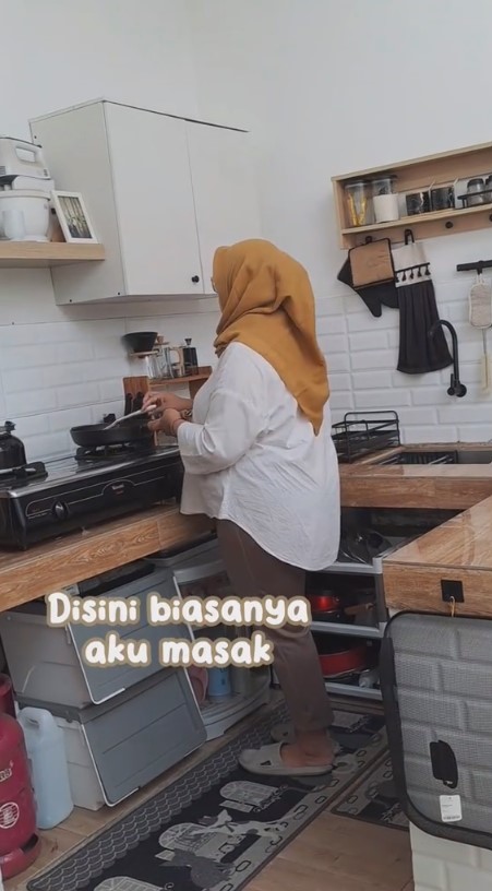 dapur tanpa kitchen set pakai mini bar © 2023 brilio.net dapur tanpa kitchen set pakai mini bar © 2023 brilio.net