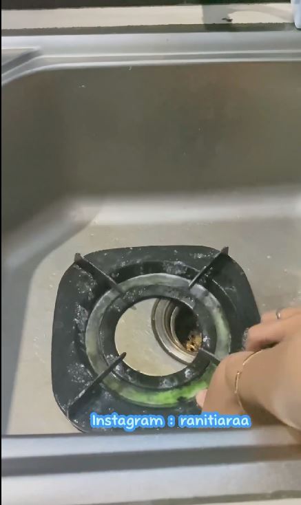 Tanpa sitrun, ini cara ampuh hilangkan kerak di tungku kompor agar mengilap lagi pakai 3 bahan dapur