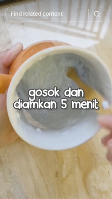 Bukan sitrun atau cuka, ini trik bersihkan kerak kopi dan teh di gelas cukup pakai 2 bahan sederhana
