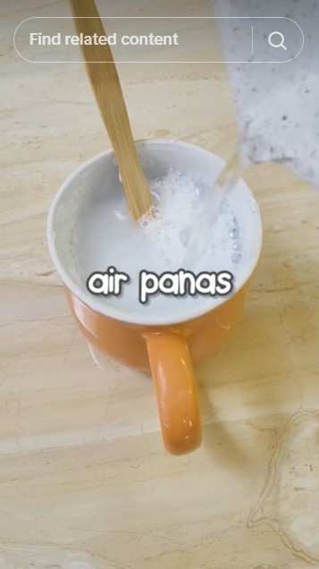 Bukan sitrun atau cuka, ini trik bersihkan kerak kopi dan teh di gelas cukup pakai 2 bahan sederhana