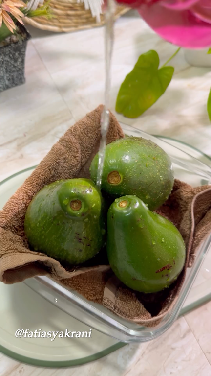 Bukan dibalut tisu atau diperam beras, ini cara cepat mematangkan buah alpukat pakai 1 bahan sederhana