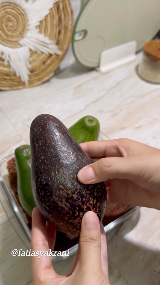 Bukan dibalut tisu atau diperam beras, ini cara cepat mematangkan buah alpukat pakai 1 bahan sederhana