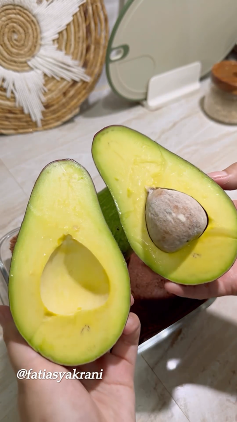 Bukan dibalut tisu atau diperam beras, ini cara cepat mematangkan buah alpukat pakai 1 bahan sederhana