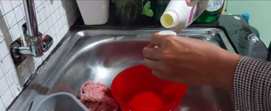 Tanpa cairan pemutih, ini cara bersihkan lap dapur yang dekil dan berminyak cuma tambah 1 bahan dapur
