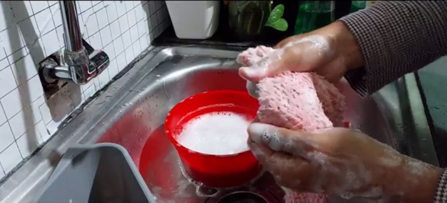 Tanpa cairan pemutih, ini cara bersihkan lap dapur yang dekil dan berminyak cuma tambah 1 bahan dapur