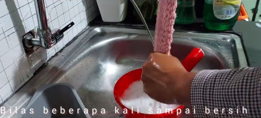 Tanpa cairan pemutih, ini cara bersihkan lap dapur yang dekil dan berminyak cuma tambah 1 bahan dapur