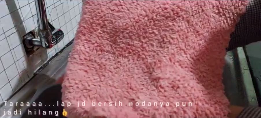 Tanpa cairan pemutih, ini cara bersihkan lap dapur yang dekil dan berminyak cuma tambah 1 bahan dapur