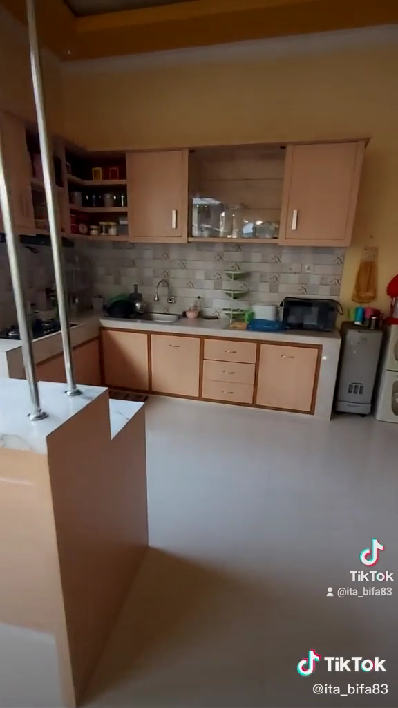 rumah kuning tengah kampung © TikTok