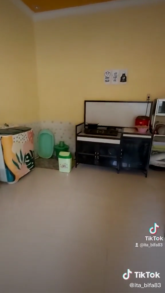 rumah kuning tengah kampung © TikTok